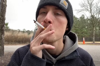 Лечение зависимости от табакокурения в Кургане Мужчина с сигаретой делает затяжку