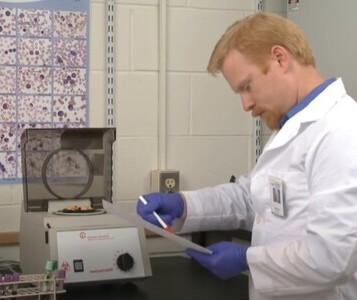 Клиника лечения наркозависимости в Кургане Врач в кабинете клиники