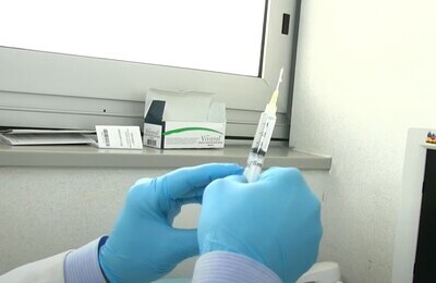 Проведение кодирования Вивитролом в Кургане Шприц с Вивитролом в руках у врача